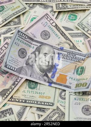 Zahlreiche Hundert-, fünfzig-, zwanzig-, ein- und zwei-Dollar-Scheine, die flach auf einem Tisch liegen – Ungerade eindeutige US-Währung Stockfoto