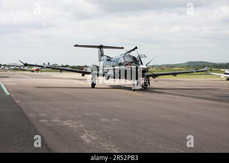 Ein Pilatus PC-12 NGX des European Aircraft Private Club am Brighton City Airport Shoreham Sussex England Stockfoto