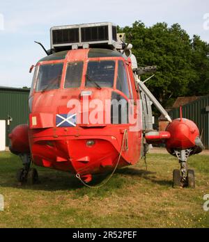 Ein ehemaliger Royal Navy Rescue Sea King Helikopter, der in einem Hof in Charlwood Surrey England erhalten wurde Stockfoto