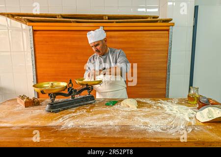 Teig zum Schneiden und Wiegen von Backteig, zur Zubereitung von Brot Stockfoto