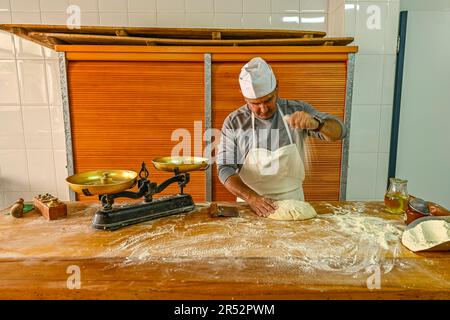 Teig zum Schneiden und Wiegen von Backteig, zur Zubereitung von Brot Stockfoto