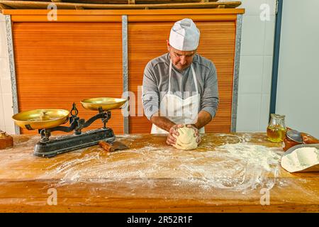 Teig zum Schneiden und Wiegen von Backteig, zur Zubereitung von Brot Stockfoto