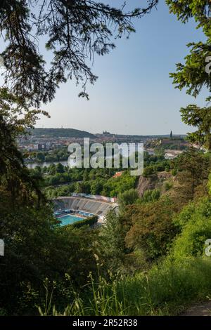 Blick vom Park 'Kavčí hory' in Richtung Prager Zentrum über den Podolí-Pool und das Stadion und die Moldau. Prager Burg und Vyšehrad sichtbar. Stockfoto