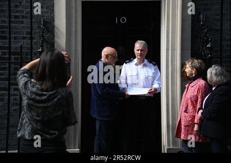 Downing Street, London, Großbritannien. 31. Mai 2023. Die Kriegskoalition Lindsey German, Shelly Asquith und Kate Hudson von der CND soll keinen Brief an Nr. 10 Downing Street aushändigen, in dem sie zu Frieden und Verhandlungen in der Ukraine aufruft. Draußen fordern einige Dutzend ukrainische Konterparteien den Krieg stoppen Frieden und Verhandlungen mit der Ukraine. Während die Ukrainer schreien, stoppt den Krieg in der Ukraine. Wie ist es logisch, sich gegen die Koalition "Stop the war" zu stellen, die Frieden und Verhandlungen mit der Ukraine fordert? Kredit: Siehe Li/Picture Capital/Alamy Live News Stockfoto