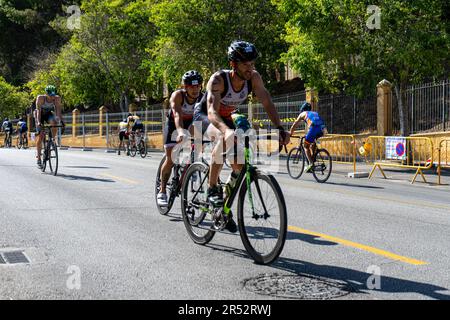 BENALMADENA, SPANIEN - 13. MAI 2023: Radrennen auf den Straßen der Costa del sol in Benalmadena, Spanien am 13. Mai 2023 Stockfoto