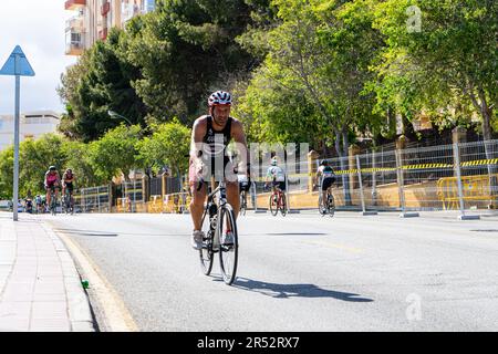 BENALMADENA, SPANIEN - 13. MAI 2023: Radrennen auf den Straßen der Costa del sol in Benalmadena, Spanien am 13. Mai 2023 Stockfoto