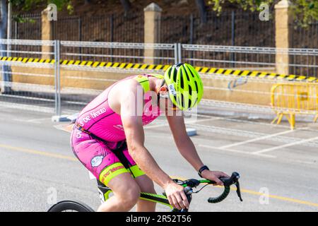 BENALMADENA, SPANIEN - 13. MAI 2023: Radrennen auf den Straßen der Costa del sol in Benalmadena, Spanien am 13. Mai 2023 Stockfoto