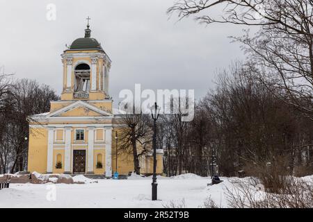 Kirche der Heiligen Peter und Paul an einem Wintertag. Es ist die einzige lutherische Kirche in Vyborg, die bis heute überlebt hat. Es unterliegt der Gerichtsbarkeit Stockfoto