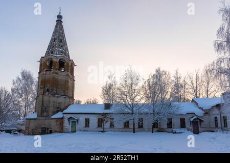 Glockenturm der Znamensky-Kathedrale an einem Wintertag, eine inaktive orthodoxe Kirche in Veliky Novgorod in der Nähe der Kirche der Transfiguration des Erlösers Stockfoto