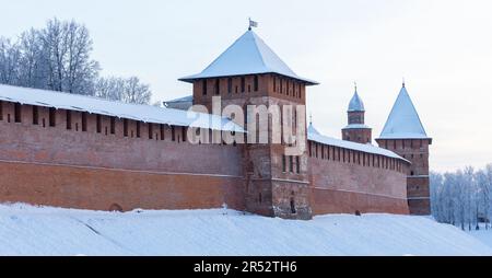 Novgorod Kreml, auch bekannt als Detinets. Panoramafoto im Freien mit Türmen und Wänden an einem Wintertag. Es wurde zwischen 1484 und 1490 erbaut. Welt Heri Stockfoto