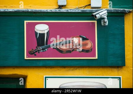 Guinness Pub Schild, Bier, Fiddle, Dingle Halbinsel, County Kerry, Irland Stockfoto