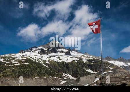 Schweizer Flagge, Galenstock, Blick vom Furka Pass, Rhone-Gletscher, Kanton Wallis, Schweiz Stockfoto