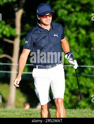 Dublin, Ohio, USA. 31. Mai 2023. Rickie Fowler (USA) gibt beim Memorial Tournament in Dublin, Ohio, beim ersten Loch in der Pro/AM-Runde ein T-Shirt ab. Brent Clark/Cal Sport Media/Alamy Live News Stockfoto