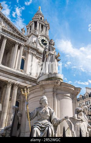 London, Vereinigtes Königreich - 04 06 2023: Eine Statue von Königin Anne befindet sich im Vorplatz außerhalb der Westfront der St Paul's Cathedral Stockfoto