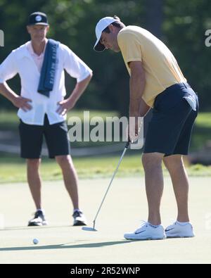 Dublin, Ohio, USA. 31. Mai 2023. Scottie Scheffler (USA) setzt beim Pro/AM beim Memorial Tournament in Dublin, Ohio, auf das 9. Loch. Brent Clark/Cal Sport Media/Alamy Live News Stockfoto