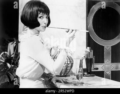 Susan Hampshire, Drehort des Films, „Wonderful Life“, auch bekannt als „Swingers' Paradise“, Warner-Pathe, American International Pictures, 1964 Stockfoto