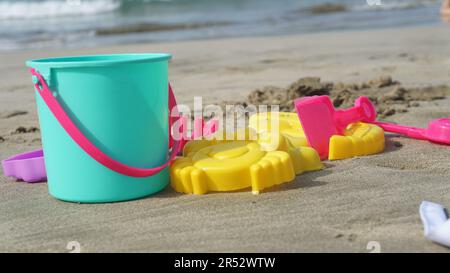 Strandspielzeug am weißen Sandstrand Stockfoto