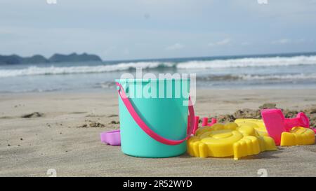 Strandspielzeug am weißen Sandstrand Stockfoto