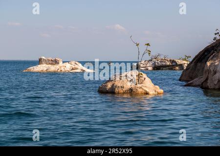 Felsen und Fischer auf dem Lake Malawi am Cape Maclear am Otter Point, Malawi Stockfoto