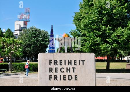 Ewige Flamme, Opfer des Flight and Expulsion Memorial, Theodor-Heuss-Platz, Charlottenburg, Berlin, Deutschland, Vertreibungsdenkmal, Flugdenkmal Stockfoto