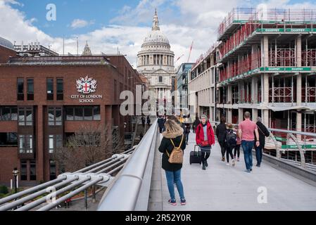 London, Vereinigtes Königreich - 04 06 2023: City of London School und St Paul's Cathedral im Hintergrund. Stockfoto