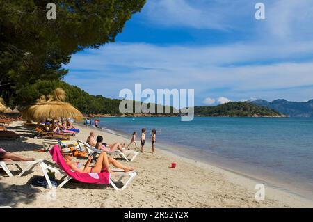 Urlauber am Strand, Plaja de Formentor, Cala Pi de la Posada, Mallorca, Balearen, Spanien Stockfoto