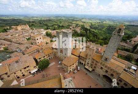 Blick vom Torre Grossa über die Dächer von San Gimignano, Provinz Siena, Toskana, Italien Stockfoto