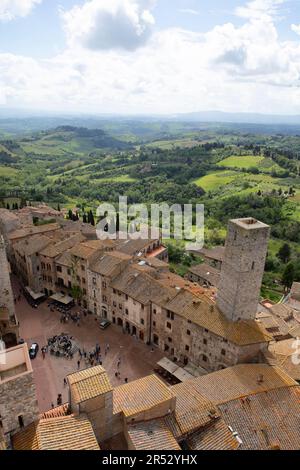 Blick vom Torre Grossa über die Dächer von San Gimignano, Provinz Siena, Toskana, Italien Stockfoto