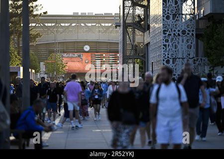 Paris, Frankreich - 31. Mai 2023, allgemeine Darstellung (Atmosphäre, Ambiente) mit der Menge (Öffentlichkeit, Menschen) während der French Open, Grand Slam Tennis Turnier am 30. Mai 2023 im Roland Garros Stadion in Paris, Frankreich - Foto: Victor Joly/DPPI/LiveMedia Stockfoto