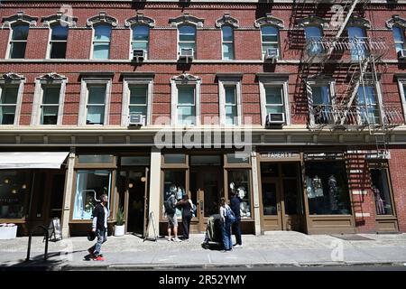 Schaufensterfronten auf der Bleecker Street im Greenwich Village Viertel Manhattan in New York City. Stockfoto