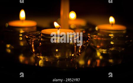 Vier Kerzen in Glaskerzenhaltern Stockfoto