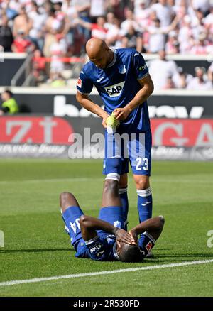 Wadenkrampf, John Anthony Brooks TSG 1899 Hoffenheim (23) hilft Stanley Nsoki TSG 1899 Hoffenheim (34), Mercedes-Benz Arena, Stuttgart Stockfoto