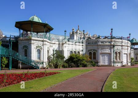 TORQUAY, DEVON, Großbritannien - 28. JULI: Der Pavillon und die Princess Gardens in Torquay Devon am 28. Juli 2012 Stockfoto