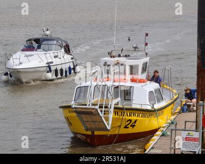 Harwich Harbour, Essex - 31. Mai 2023 : die hellgelbe Hafenfußfähre in Shotley. Stockfoto