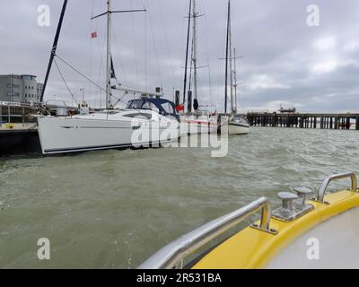 Harwich Harbour, Essex - 31. Mai 2023 : Segelyachten liegen im Hafen vor. Stockfoto