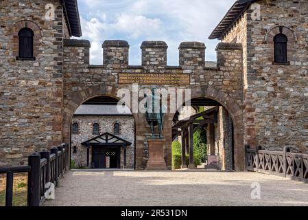 Haupteingang, Porta Praetoria mit Bronzestatue des Kaisers Antoninus Pius, hinter der Großen Halle, Basilika, römischem Fort Saalburg, rekonstruierte Kohortenfestung Stockfoto