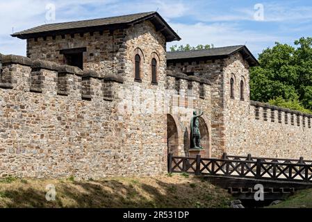 Haupttor, Porta Praetoria mit Bronzestatue des Kaisers Antoninus Pius, Saalburg römisches Fort, rekonstruierte Kohortenfestung, Museum, archäologischer Park Stockfoto
