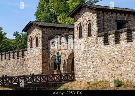 Haupttor, Porta Praetoria mit Bronzestatue des Kaisers Antoninus Pius, Saalburg römisches Fort, rekonstruierte Kohortenfestung, Museum, archäologischer Park Stockfoto