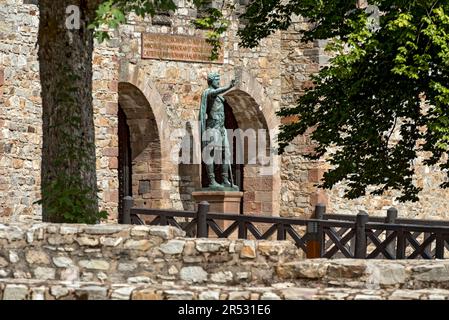 Haupteingang, Porta Praetoria mit Bronzestatue des Kaisers Antoninus Pius, Überreste der Thermalbäder, römische Festung Saalburg, rekonstruierte Kohorte Stockfoto
