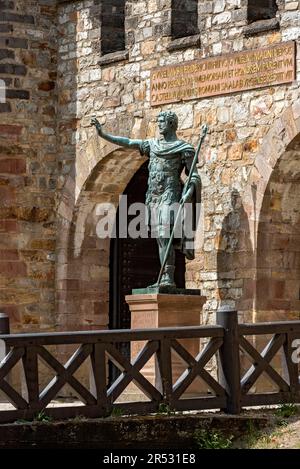 Haupttor, Porta Praetoria mit Bronzestatue des Kaisers Antoninus Pius, Saalburg römisches Fort, rekonstruierte Kohortenfestung, Museum, archäologischer Park Stockfoto
