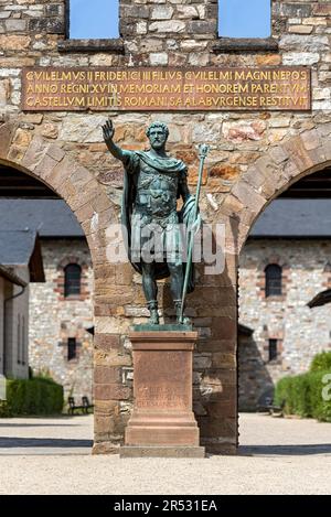 Haupttor, Porta Praetoria mit Bronzestatue von Kaiser Antoninus Pius, Plakette mit Inschrift für Wilhelm II, Saalburg römisches Fort, rekonstruiert Stockfoto