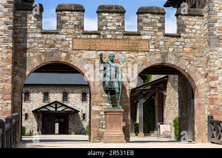 Haupteingang, Porta Praetoria mit Bronzestatue von Kaiser Antoninus Pius, Plakette mit Inschrift für Wilhelm II, auf der Rückseite große Halle, Basilika Stockfoto
