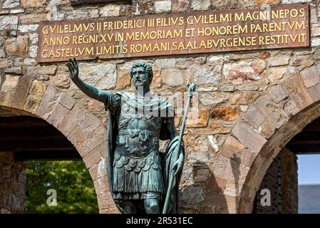 Haupttor, Porta Praetoria mit Bronzestatue von Kaiser Antoninus Pius, Plakette mit Inschrift für Wilhelm II, Saalburg römisches Fort, rekonstruiert Stockfoto