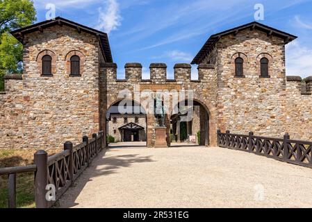 Haupttor, Porta Praetoria mit Bronzestatue des Kaisers Antoninus Pius, Saalburg römisches Fort, rekonstruierte Kohortenfestung, Museum, archäologischer Park Stockfoto