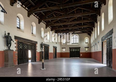 Große Halle des Principia Commandery, innen mit Bronzestatuen von Kaiser Hadrian und Severus Alexander, Saalburg römisches Fort, rekonstruiert Stockfoto