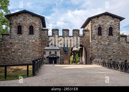 Haupteingang, Porta Praetoria mit Bronzestatue des Kaisers Antoninus Pius, hinter der Großen Halle, Basilika, römischem Fort Saalburg, rekonstruierte Kohortenfestung Stockfoto