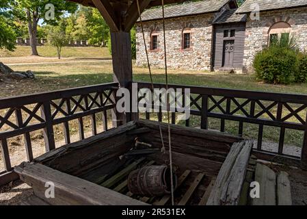 Brunnen in der Residenz des Kommandanten, Prätorium, römische Festung Saalburg, rekonstruierte Kohortenfestung, Museum, Archäologischer Park, Obergermanisch Stockfoto