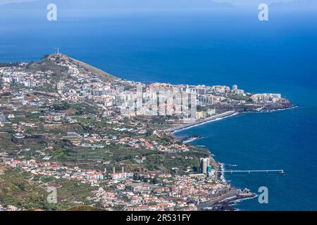 Madeira Island Portugal - 04 21 2023 Uhr: Panoramablick aus der Vogelperspektive auf Funchal und Camara de Lobos, die touristische und ikonische Stadt auf der Insel Stockfoto