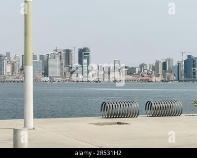 Luanda Angola - 24 03 2023 Uhr: Panoramablick auf die Innenstadt von Luanda, von Cabo Island, Skyline-Gebäude der Stadt, Bucht Hafen von Luanda, Festung, Rand Stockfoto