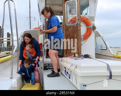 Harwich Harbour, Essex - 31. Mai 2023 : Besatzung und Passagiere der Hafenfähre von Harwich. Stockfoto